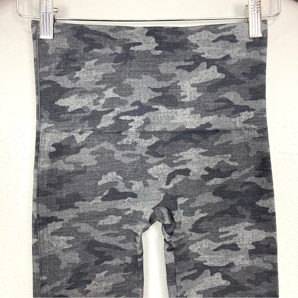 SPANX Look At Me Now Leggings In Camo Women’s Size M Full Length Slimming Gray - Picture 3 of 7